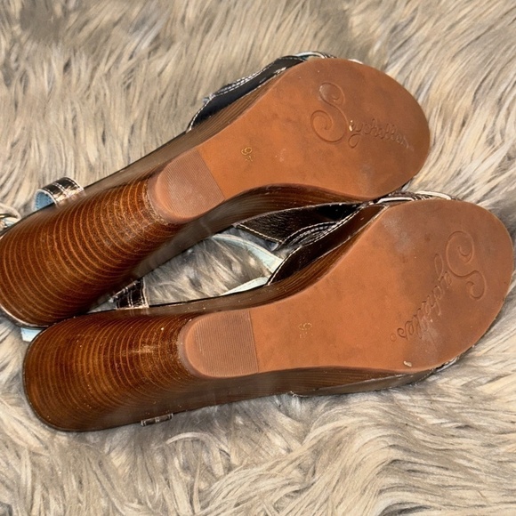 EUC Anthropologie Seychelles Worth It Silver Metallic Wedge Sandals Size 9.5 - Picture 10 of 10
